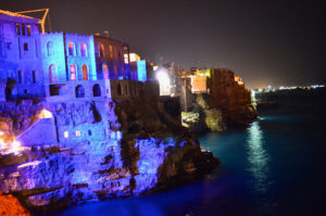 Foto notturna della costa di Polignano a Mare