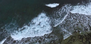 Foto dall'alto del mare di Polignano a mare